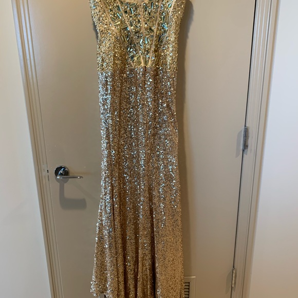 Stunning gold sequence gown with stones - Picture 3 of 7